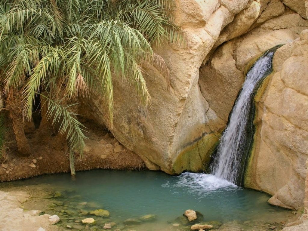 Водопад в оазисе Шебика